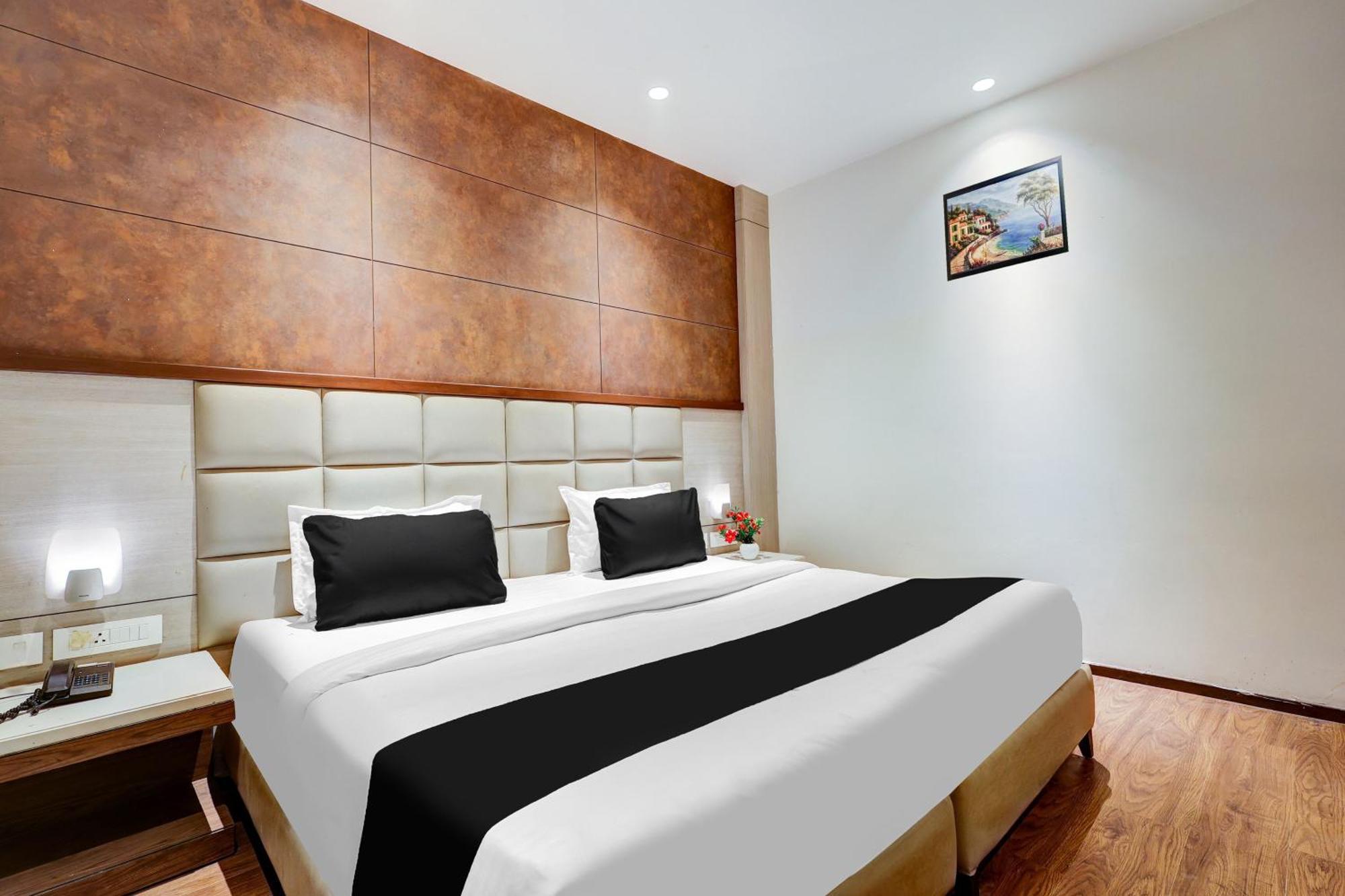 ניו דלהי Super Townhouse Chhatarpur Near Metro Park מראה חיצוני תמונה